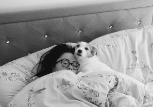 Σταμάτα να μετράς προβατάκια: Τα κατοικίδια βοηθούν τον ύπνο