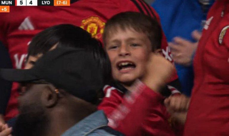 Από την απογοήτευση στη… συγκίνηση: Ο πιτσιρικάς της Γιουνάιτεντ που έγινε viral μετά την επική ανατροπή (pics)