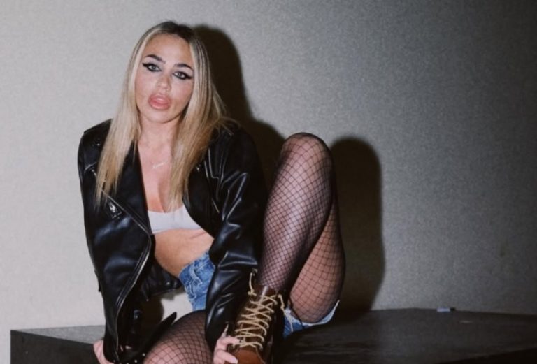 Η Κόνι Μεταξά τραγούδησε Τρύπες στο Ντουμπάι και ο Γιάννης Αγγελάκας κλαίει με λυγμούς κάτω από τον Λευκό Πύργο