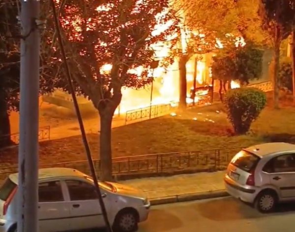 Φωτιά σε λεωφορείο: Στις φλόγες τυλίχθηκε το όχημα στη Λιοσίων