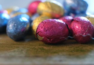 Πάσχα: Η ακρίβεια «τρώει» τα πασχαλινά αυγά – Προϊόντα απομίμησης με φοινικοπυρηνέλαιο