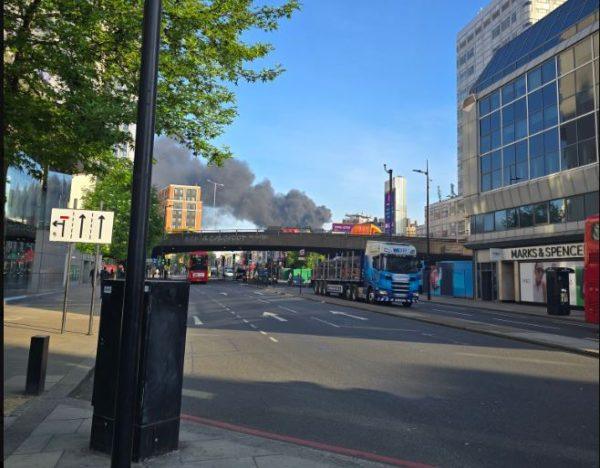 Λονδίνο: Mεγάλη φωτιά σε ηλεκτρικό υποσταθμό – Επιχειρούν 100 πυροσβέστες