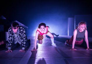 «Τα σκυλιά» του Ανέστη Αζά επιστρέφουν για «να αγωνιστούν για Δικαιοσύνη και να τρυπήσουν τα αυτιά αυτών που πρέπει»