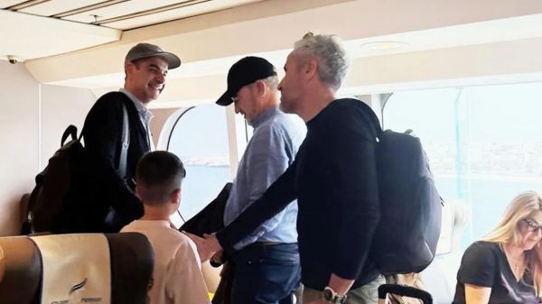 Στην Τήνο με το πλοίο της γραμμής ο Κυριάκος Μητσοτάκης – Δείτε φωτογραφίες