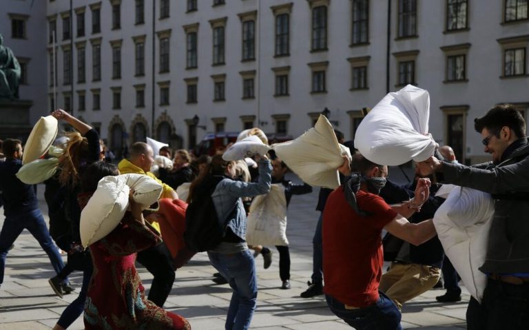 Διεθνής Ημέρα Μαξιλαροπόλεμου: Πώς οι εορτασμοί ανακαταλαμβάνουν τον αστικό χώρο