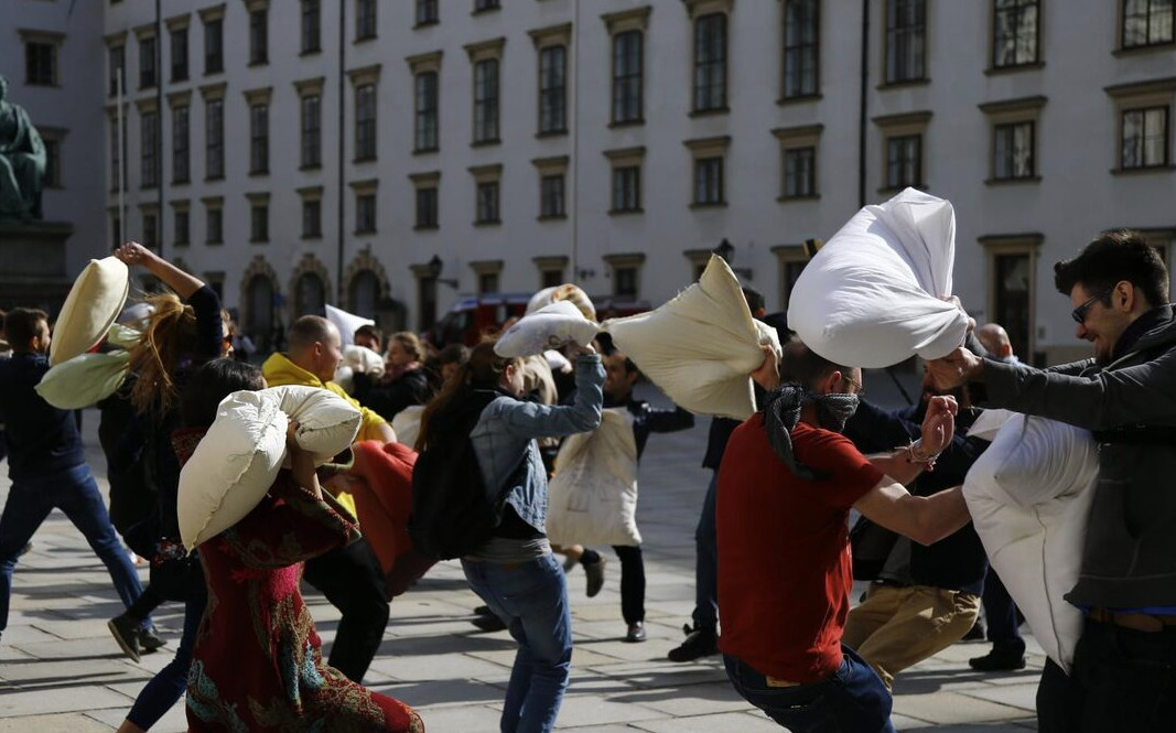 Διεθνής Ημέρα Μαξιλαροπόλεμου: Πώς οι εορτασμοί ανακαταλαμβάνουν τον αστικό χώρο