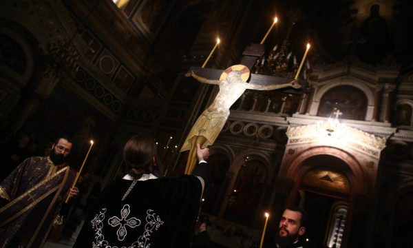 Μεγάλη Πέμπτη: Η ακολουθία των Παθών, η Σταύρωση και τα Δώδεκα Ευαγγέλια