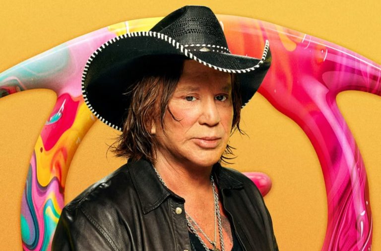 «Θα πετάξω τη λεσβία έξω!» Ομοφοβικός οχετός από τον Μίκι Ρουρκ κατά της JoJo Siwa