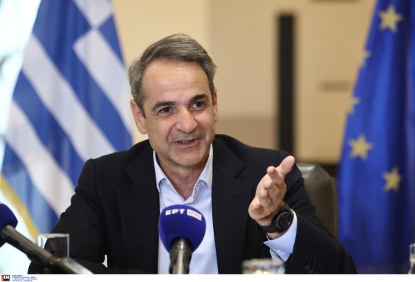 Επίσκεψη Μητσοτάκη στο υπ. Παιδείας: Αν κάποιος αρνείται να αξιολογηθεί, δεν πρέπει να έχει θέση στο δημόσιο