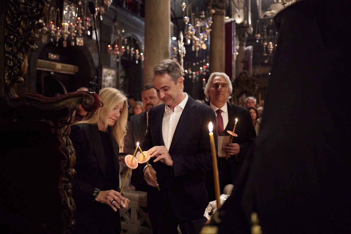 Στην περιφορά του Επιταφίου στην Τήνο ο Κυριάκος Μητσοτάκης