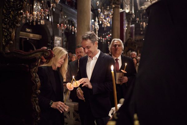 Στην περιφορά του Επιταφίου στην Τήνο ο Κυριάκος Μητσοτάκης