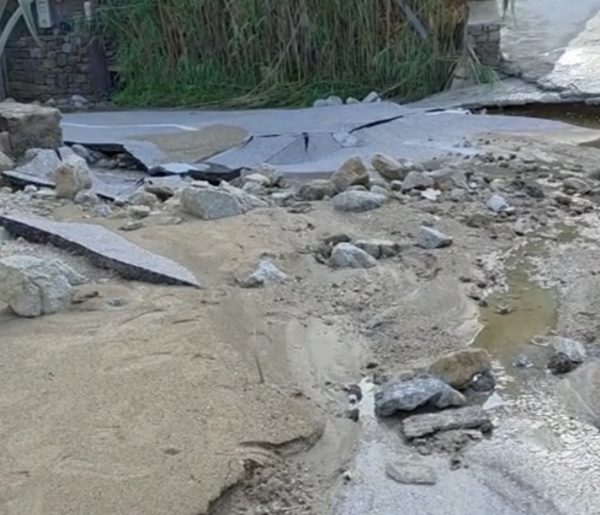 Μύκονος: Υπό διάλυση δρόμος μετά την κακοκαιρία (Βίντεο)