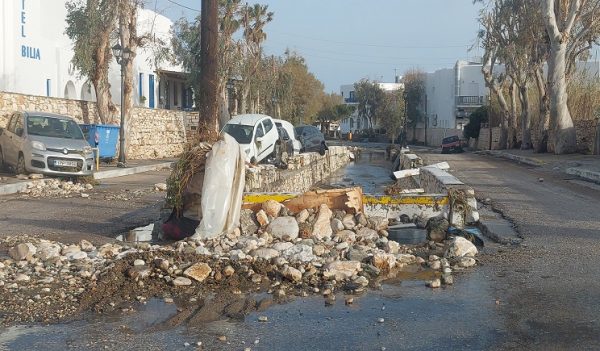 Κακοκαιρία: Στο στόχαστρο και η Αττική τις επόμενες ώρες – Μετρούν πληγές οι κάτοικοι σε Πάρο, Μύκονο