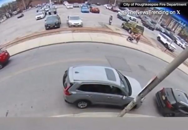 Νέα Υόρκη: Γιαγιά και εγγόνια περνούν πάνω από φρεάτιο δευτερόλεπτα προτού εκραγεί