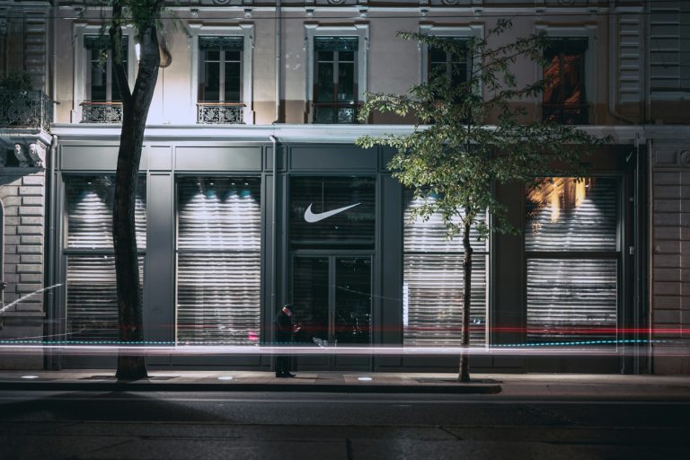 Nike – Lululemon: Άνοδος στις μετοχές ύστερα από την επικοινωνία του Τραμπ με τον ηγέτη του Βιετνάμ