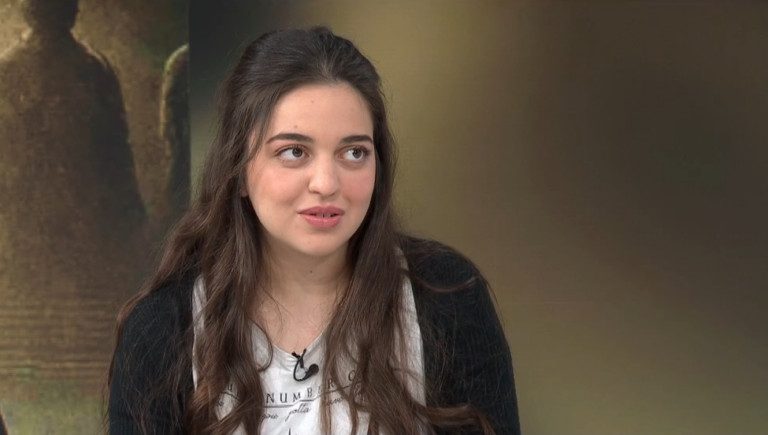 Αντώνης Ρέμος: Η 15χρονη ανιψιά του παρουσιάζει το βιβλίο της για τον φυλετικό ρατσισμό