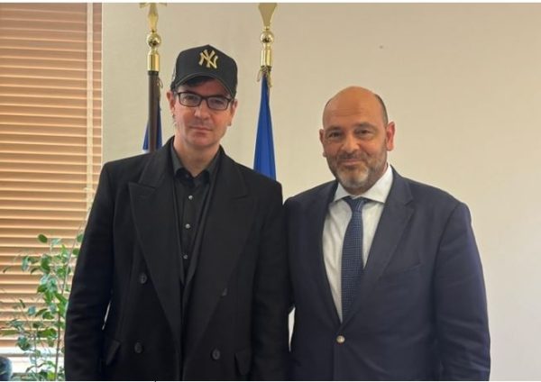 Νίνο: Η συνάντηση του τραγουδιστή με τον Υφυπουυργό Πολιτισμού Ιάσονα Φωτήλα