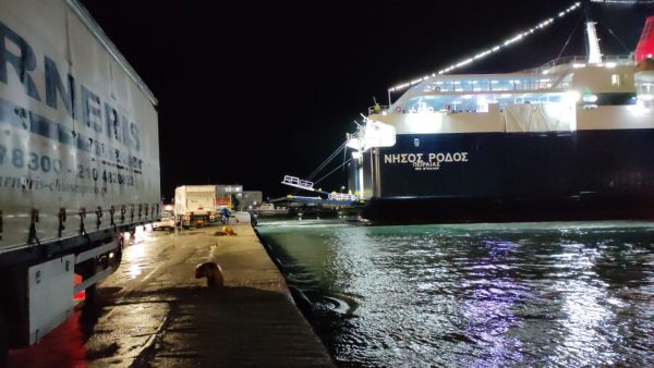 Κακοκαιρία: Λαχτάρησαν οι επιβάτες του Νήσος Ρόδος – Εσπασαν οι κάβοι και η μπίντα κατά την πρόσδεση στη Χίο