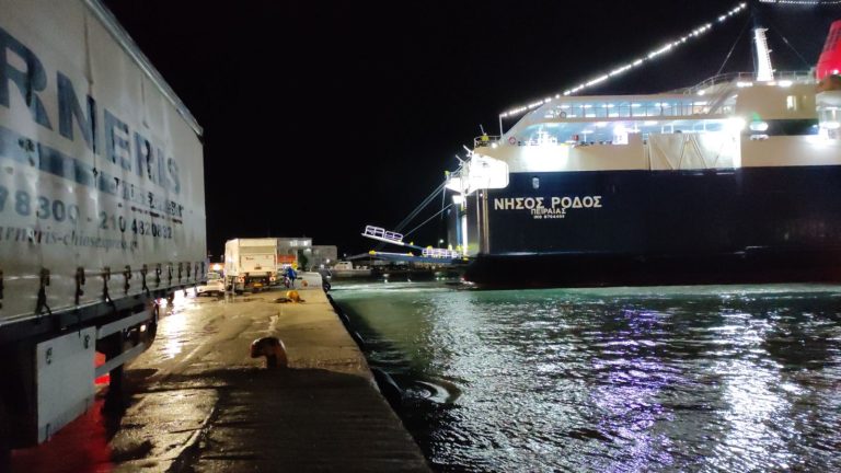 Κακοκαιρία: Λαχτάρησαν οι επιβάτες του Νήσος Ρόδος – Εσπασαν οι κάβοι και η μπίντα κατά την πρόσδεση στη Χίο