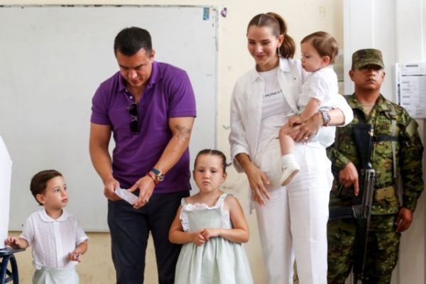 Ισημερινός: Η εφορευτική επιτροπή ανακηρύσσει τον πρόεδρο Νομπόα νικητή των προεδρικών εκλογών