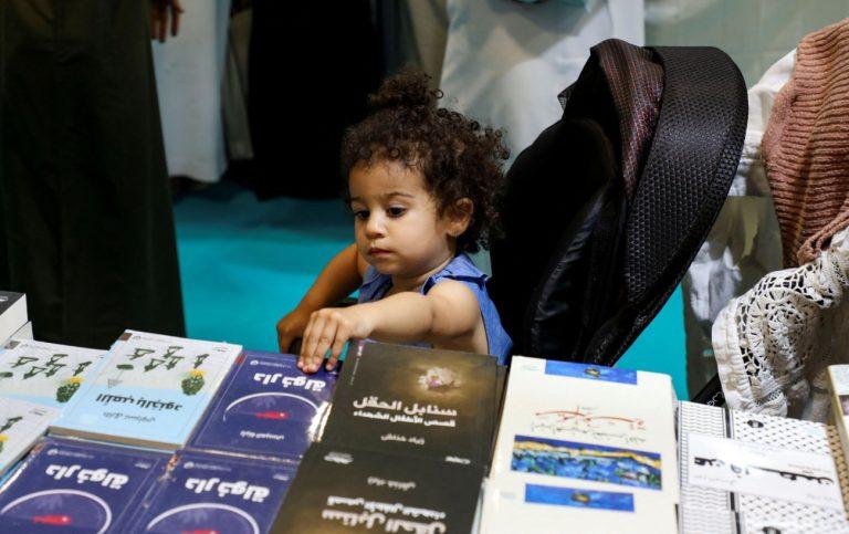 Οθόνη Vs Βιβλίο: Νέα έρευνα απαντά τι είναι καλύτερο για τον εγκέφαλο των παιδιών