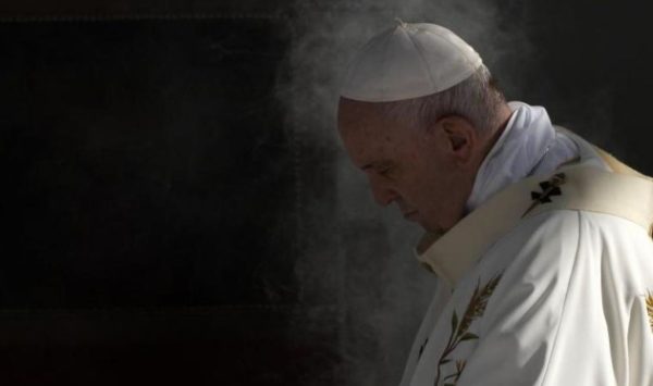 Μαύρα ταμεία πίσω από την κυβερνητική στρατηγική, στο γύψο η ηθική και η κοινωνική πολιτική, και δεν είναι πια εδώ και ο Φραγκίσκος να τα πει