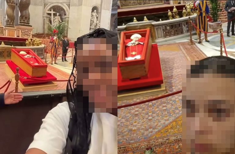 Πάπας: Οργή για τις selfies των πιστών με το σκήνωμά του