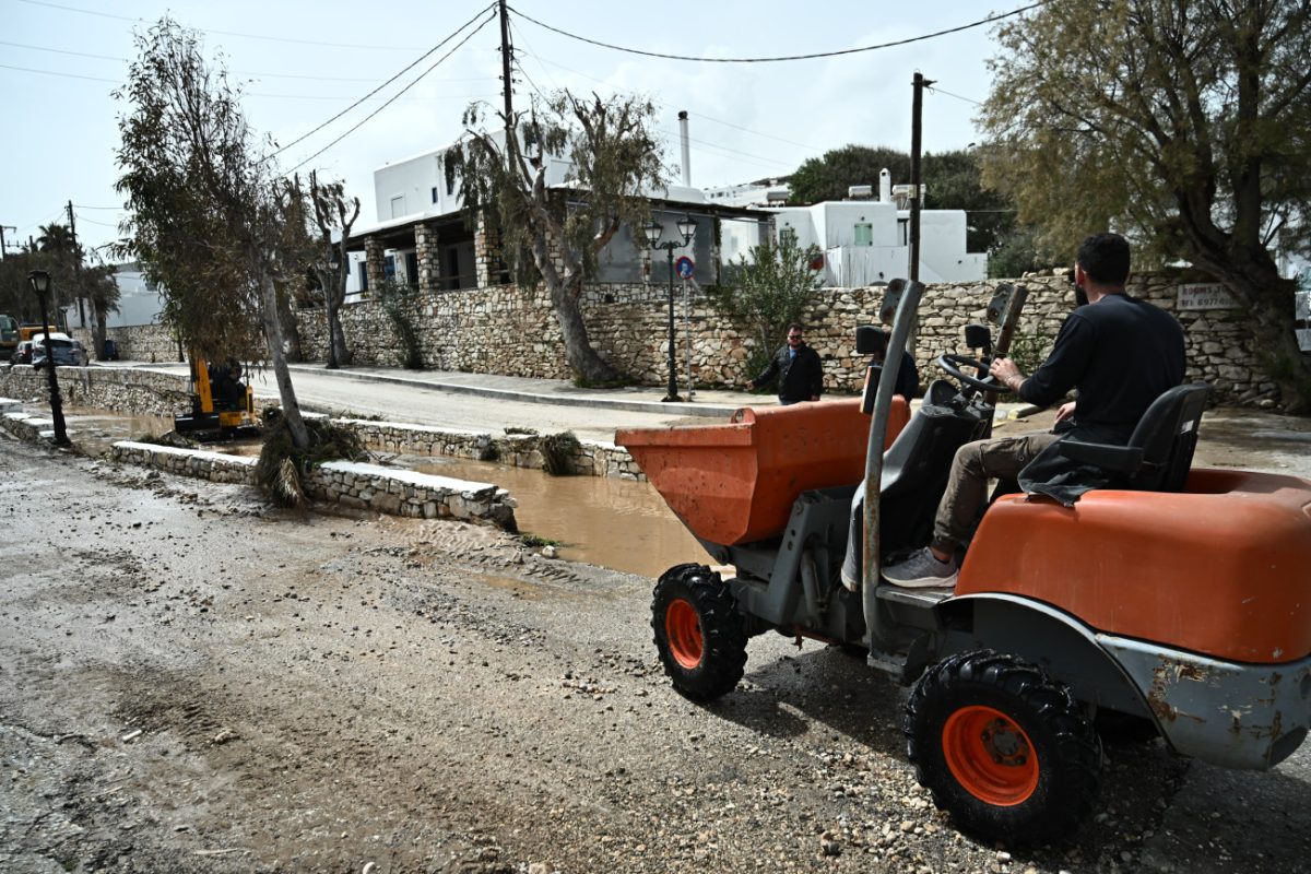 Κυκλάδες: Κόπηκε ο δρόμος που οδηγεί προς Ψαρού στη Μύκονο – Αυτοψίες στις πληγείσες περιοχές της Πάρου