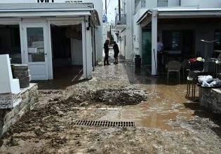 Guardian: Αγώνας δρόμου στα ελληνικά νησιά που πνίγηκαν στα λασπόνερα για να προλάβουν το Πάσχα