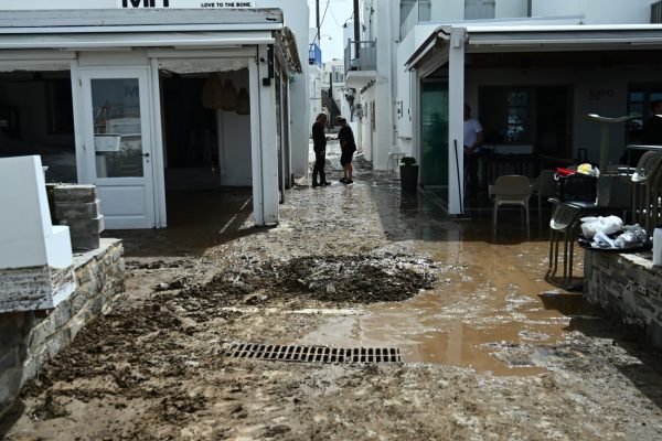 Guardian: Αγώνας δρόμου στα ελληνικά νησιά που πνίγηκαν στα λασπόνερα για να προλάβουν το Πάσχα