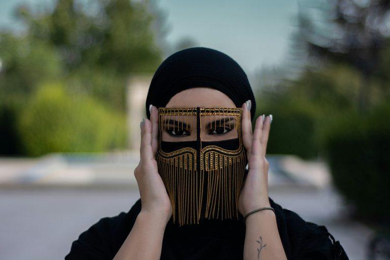 Από το Παρίσι στην Αθήνα: Πώς αλλάζει η Ευρώπη το βλέμμα της στη μαντίλα