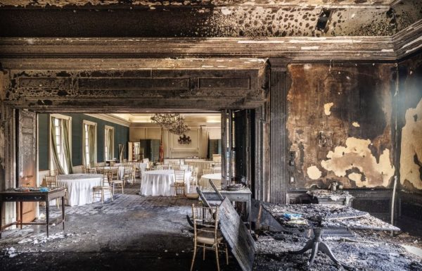 ΗΠΑ: Φωτογραφίες από το σπίτι του κυβερνήτη της Πενσιλβάνια που πυρπόλησε 38χρονος