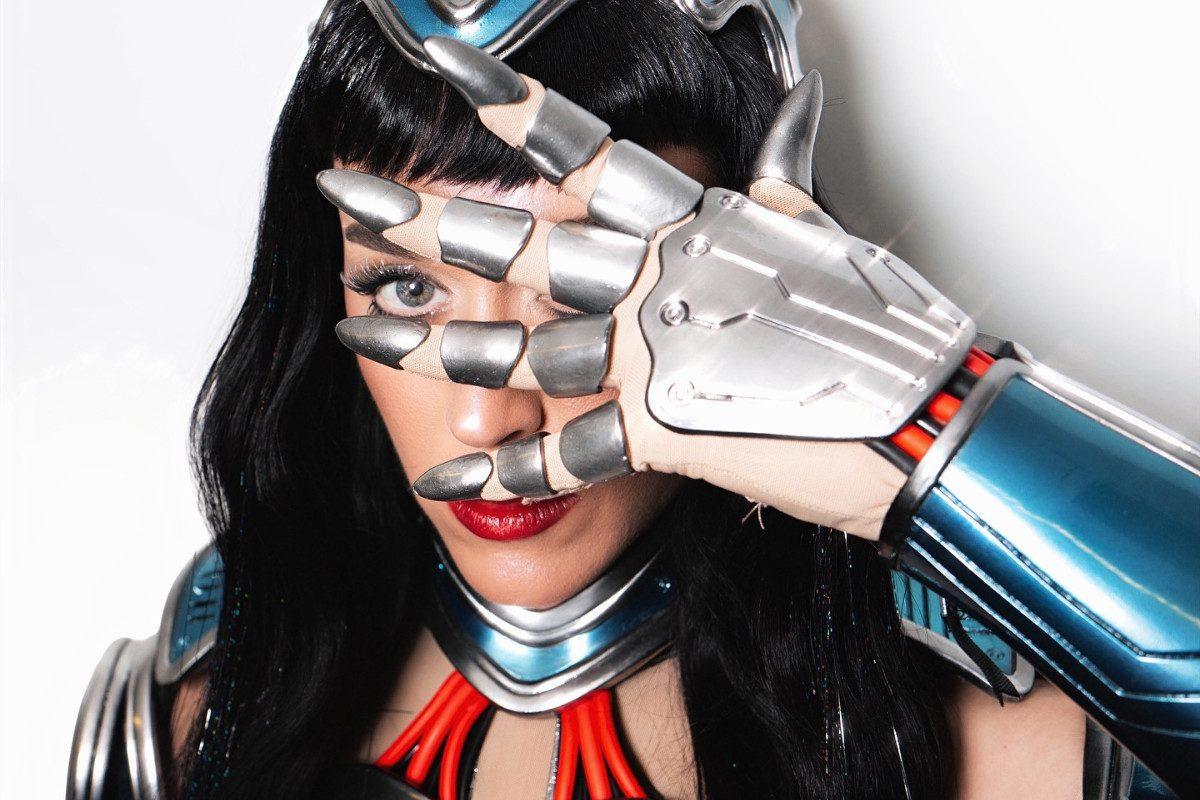 Κανένας οίκτος για την Κέιτι Πέρι: Αντιδράσεις ακόμη και για τα κοστούμια της μετά την «πτήση-φιάσκο»