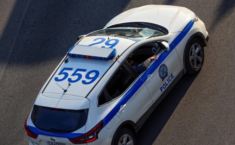 Τρίκαλα: Αστυνομικός βρέθηκε νεκρός στο αυτοκίνητό του – Δίπλα του εντοπίστηκε το υπηρεσιακό του όπλο