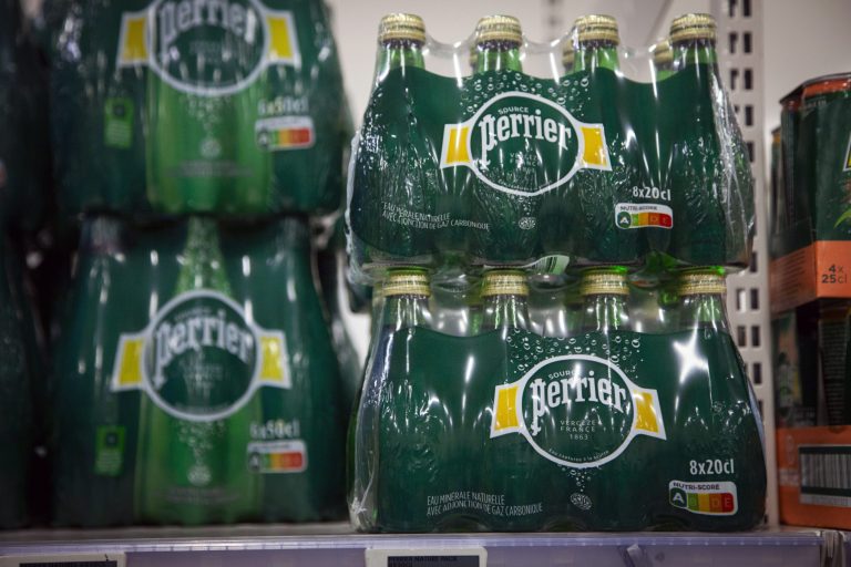 Nestlé: Γιατί ίσως σταματήσει να πουλά το Perrier ως μεταλλικό νερό