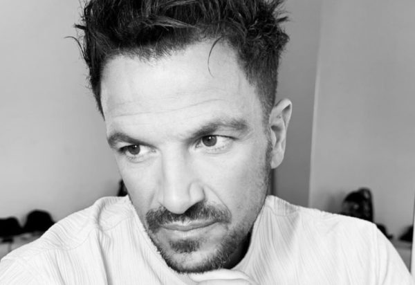 «Ξύπνησα στο 1998;»: Ο Πίτερ Άντρε υποδύεται τον Τζαμαϊκανό γκάνγκστερ και τα social media τον σταυρώνουν