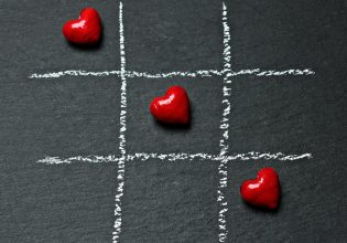 Έρωτας ή love bombing: Μάθε τις διαφορές