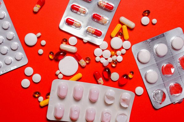 Δασμοί Τραμπ: Οι τιμές των εισαγόμενων φαρμάκων στις ΗΠΑ θα αυξηθούν κατά 51 δισ. ετησίως