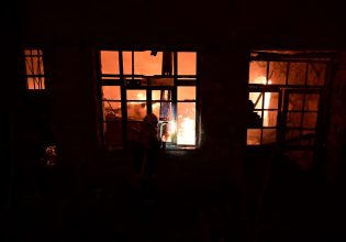 Άνω Πατήσια: Σε ύφεση η φωτιά σε εγκαταλελειμμένο εργοστάσιο – Αποκαταστάθηκε η κυκλοφορία