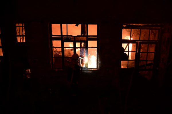 Άνω Πατήσια: Σε ύφεση η φωτιά σε εγκαταλελειμμένο εργοστάσιο – Αποκαταστάθηκε η κυκλοφορία