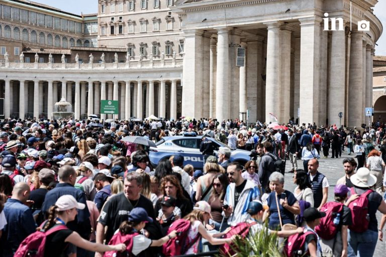 Πάπας: Χιλιάδες πιστοί στο Βατικανό για να αποτίσουν φόρο τιμής – Κάλυψη της κηδείας από 2.000 δημοσιογράφους