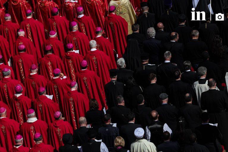Πάπας Φραγκίσκος: Χιλιάδες πιστοί στο τελευταίο «αντίο» στη Ρώμη