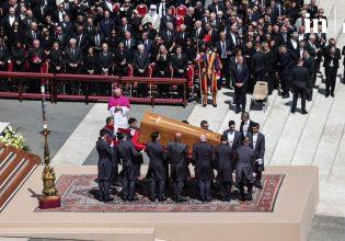 Πάπας Φραγκίσκος: Πέρασε στην αιωνιότητα ο Ποντίφικας –  Χιλιάδες πιστοί τον αποχαιρέτησαν