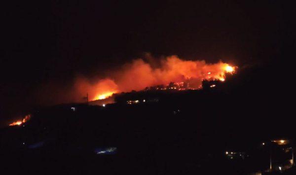 Μεγάλη φωτιά στην Κερατέα – Μήνυμα από το 112 για εκκένωση της Παλιοκαμάριζας