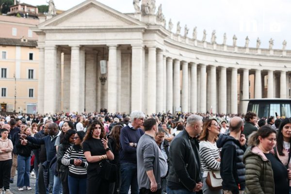 Το in στο Βατικανό: Ουρές χιλιομέτρων για το τελευταίο αντίο στον Πάπα Φραγκίσκο