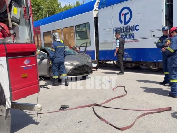 Τρένο συγκρούστηκε με αυτοκίνητο στην Πάτρα – Μία τραυματίας