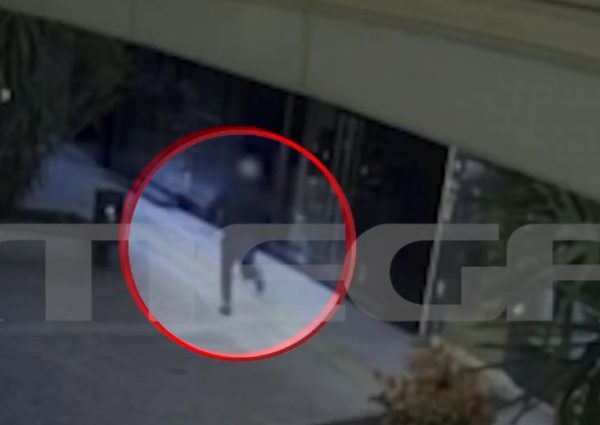 Σάββας Πούμπουρας: Αστυνομικοί κυνηγάνε και συλλαμβάνουν έναν από τους διαρρήκτες – Βίντεο ντοκουμέντο