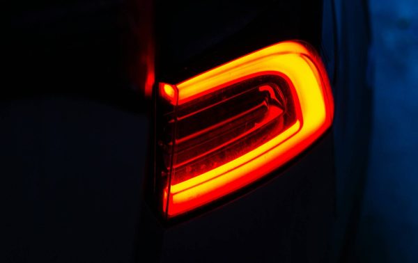 EV: «Σπάζοντας» την απαγόρευση εισαγωγής κινέζικων ηλεκτρικών ΙΧ στις ΗΠΑ – Η «ντρίπλα» και ο τολμηρός John Karlin