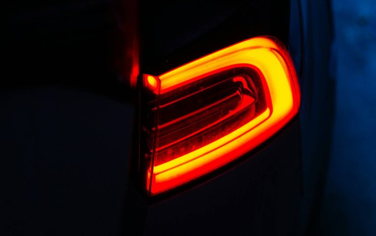 EV: «Σπάζοντας» την απαγόρευση εισαγωγής κινέζικων ηλεκτρικών ΙΧ στις ΗΠΑ – Η «ντρίπλα» και ο τολμηρός John Karlin