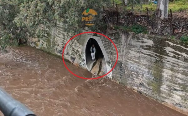 Επιχείρηση για τον απεγκλωβισμό ατόμων από το ρέμα Προμπονά στα Πατήσια – Φούσκωσε από τη νεροποντή